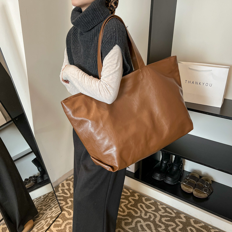 Women Bags In Trend - Proste torby typu tote w stylu